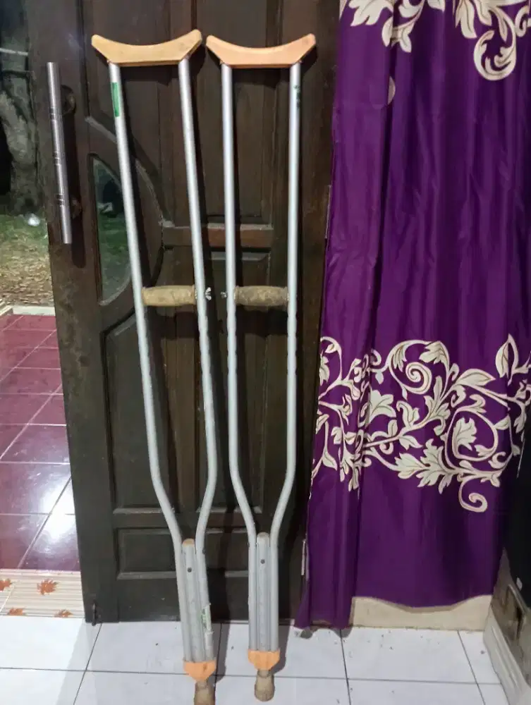 Tongkat ketiak bekas