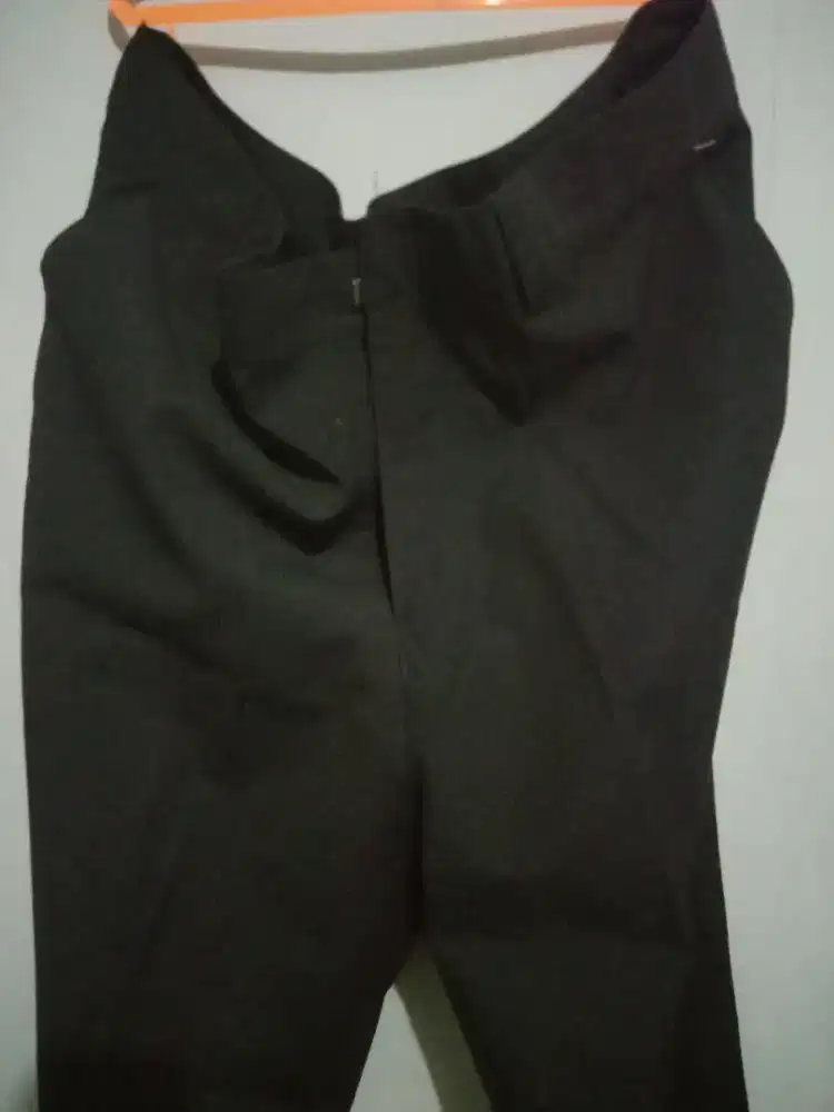 Celana bahan hitam