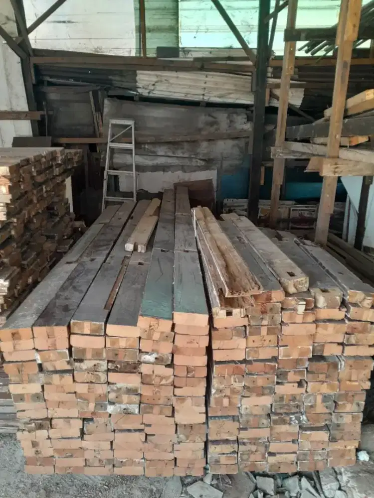 kayu balok bekas bongkaran