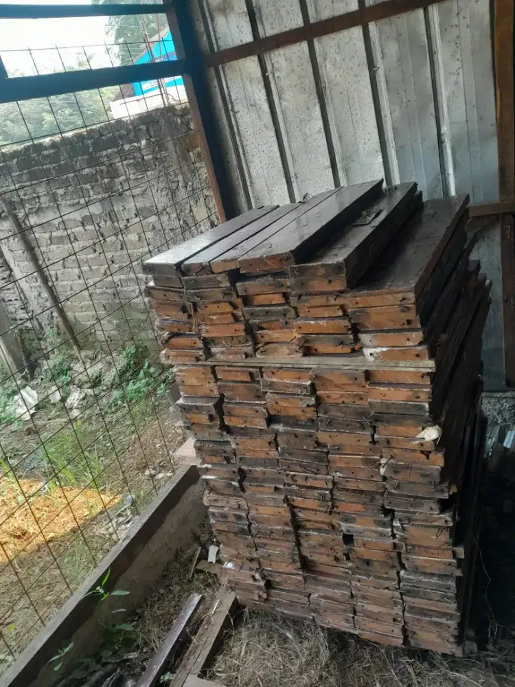 kayu papan bekas bongkaran gedung kejaksaan kota bogor