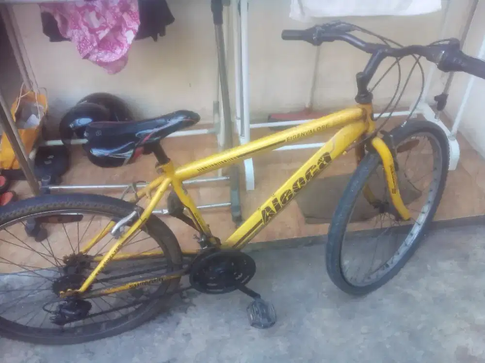 Sepeda kuning mulus