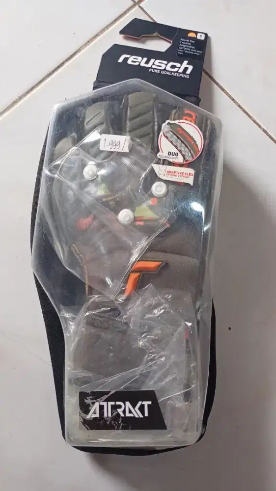 Sarung tangan kiper no 8 merk Reusch Attrack Duo evolution