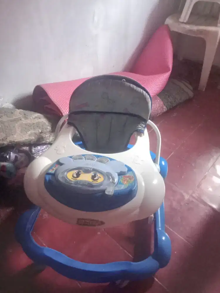 Baby walker bekas