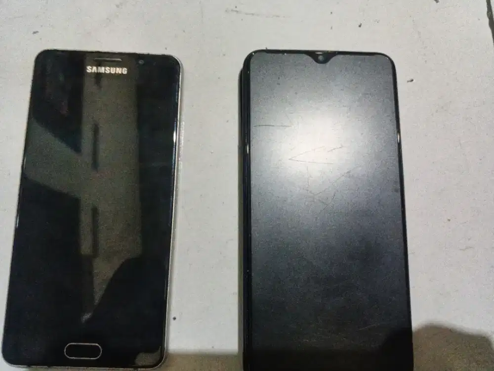 1 Paket handphone oppo A7 dan samsung