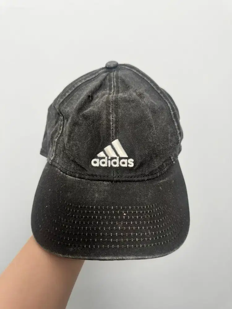 Topi denim adidas