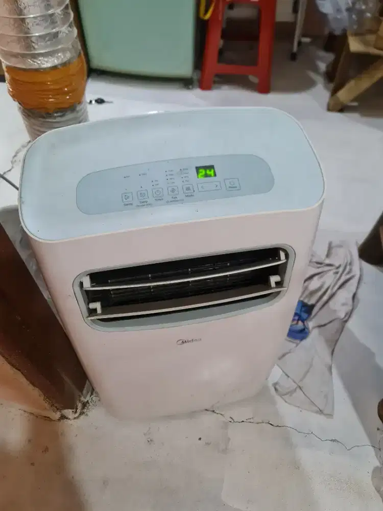 Ac portabel Midea 1-1/2 Pk. 12000 BTU