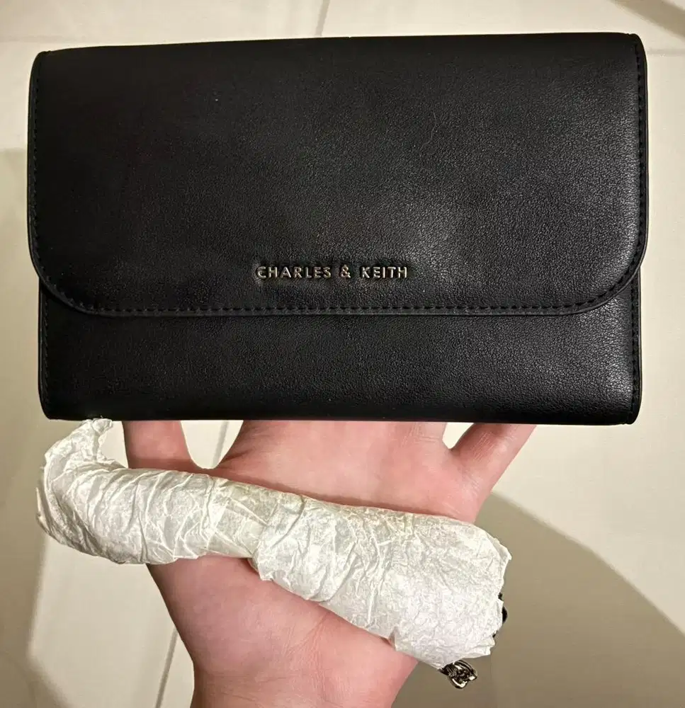 SLING WALLET CHARLES & KEITH