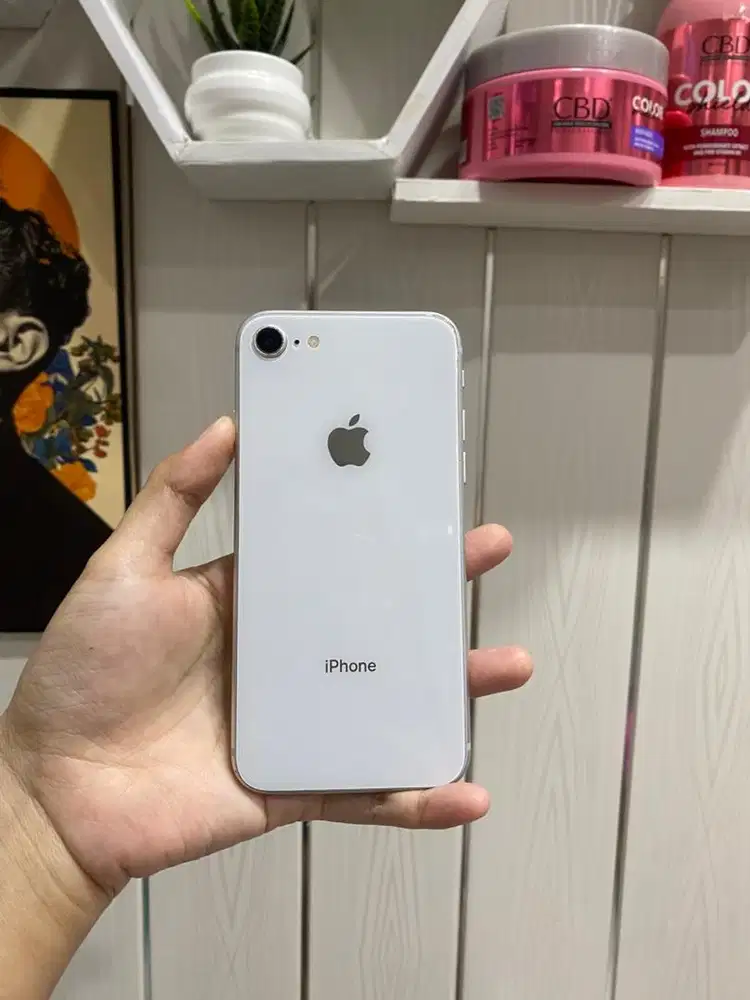 iPhone 8 64 Inter Nomines Alloperator