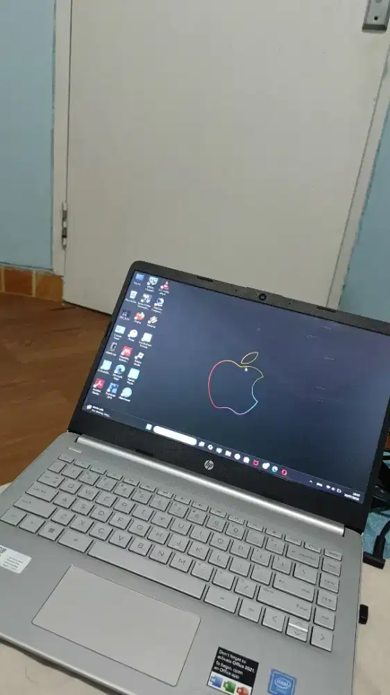 Laptop merk HP 14s warna silver