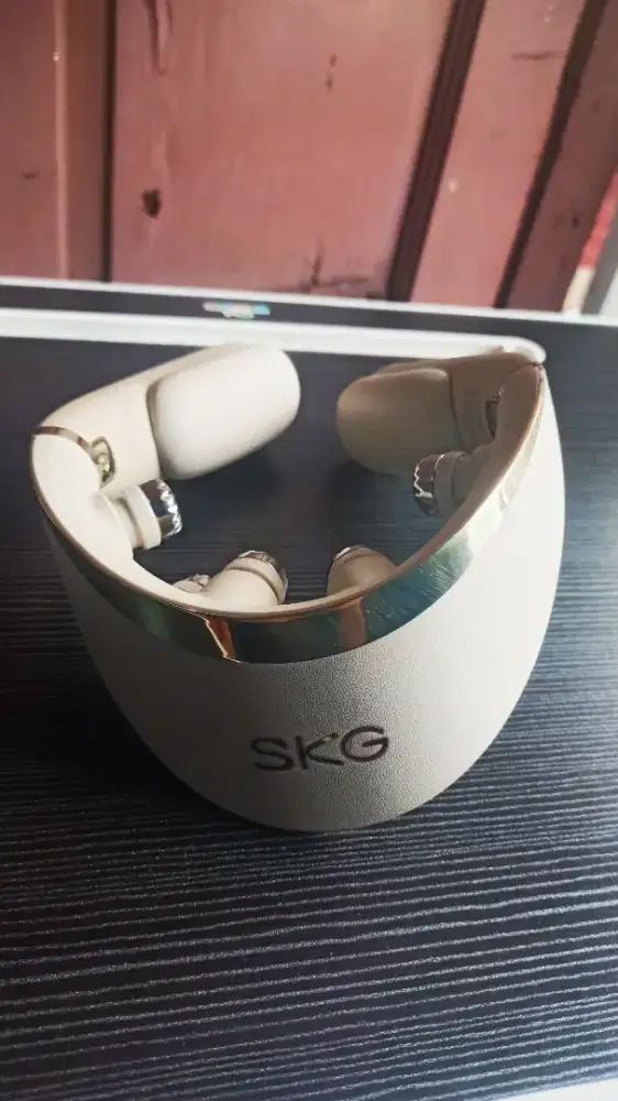 Alat pijat portable merek SKG G7