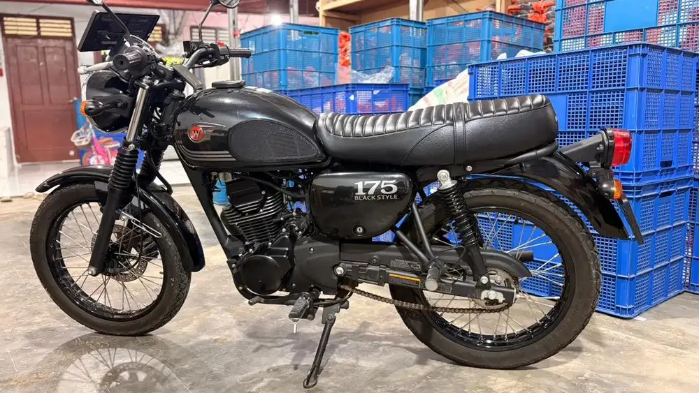 Kawasaki W175 SE warna hitam tahun 2025