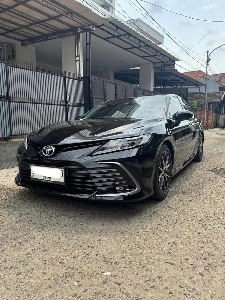 Camry v 2023 hitam AT