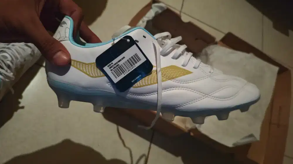 SEPATU BOLA MILLS