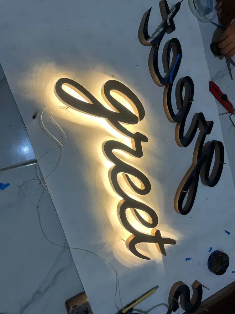 Sign Huruf Timbul + Neon Box Bulat Akrilik