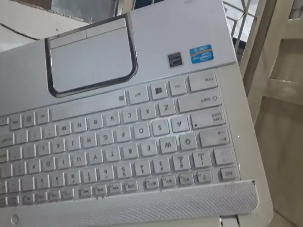 Tosiba L840 i5 nyala tidak ada tampilan di layar