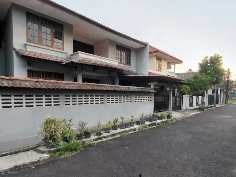 RUmah Siap Huni dallam Komplek di Pejaten Barat