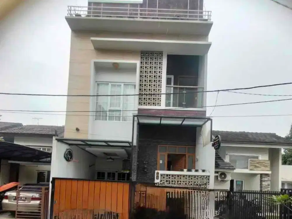 Rumah Cantik Siap Huni 2.5Lantai dengan Rooftop Luas 200meter Harga Murah 1.6M Nego. Lokasi Jombang Dekat Bintaro BSD