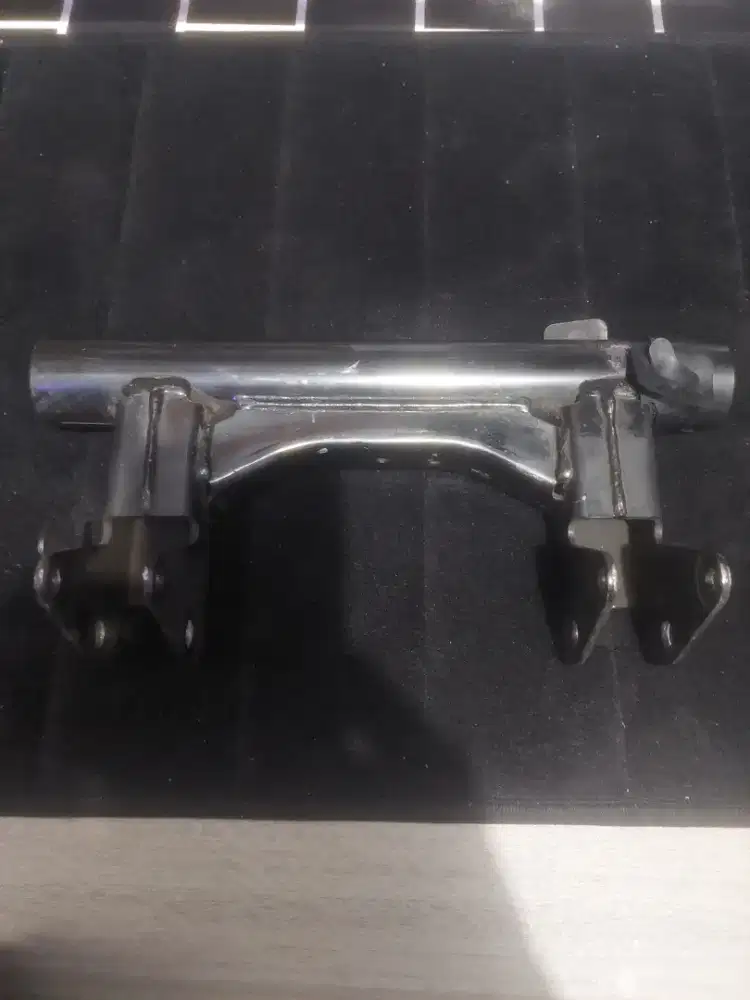 Mounting standar/bawaan motor Aerox