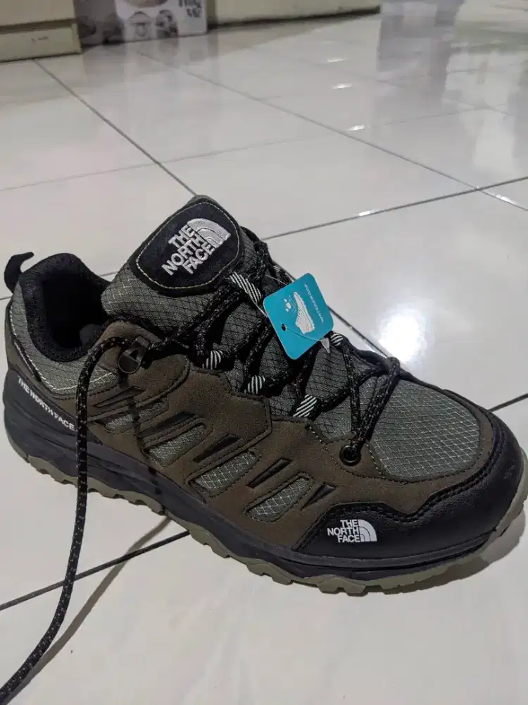 Sepatu hiking outdoor