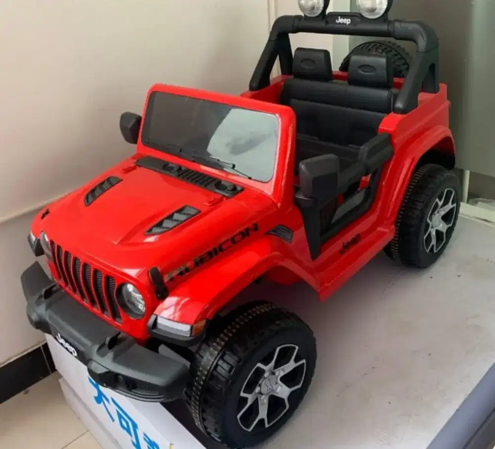 Mobil aki anak Rubicon merah