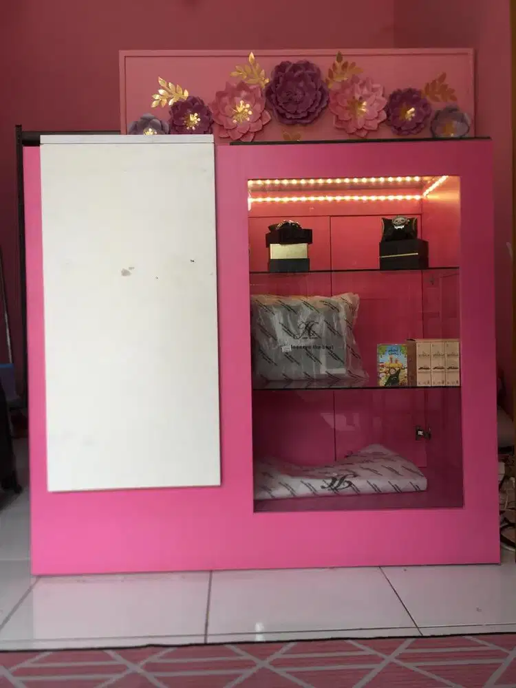 Meja Kasir Pink Kaca Depan + Lampu LED