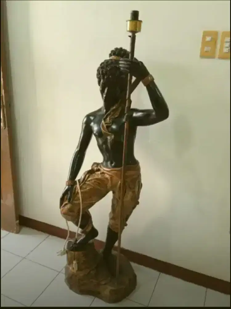 Sepasang lampulantai figuratif blackmoor besar alas bernuansa perunggu