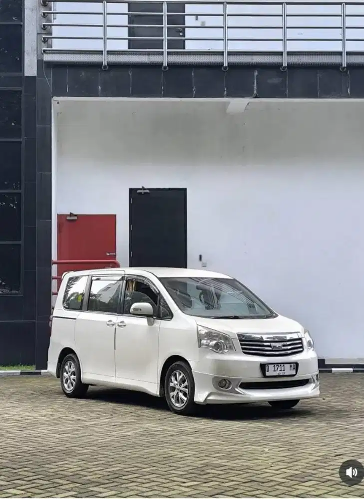 TOYOTA NAV-1 V LIMITED 2.0 AT 2013 SATU TANGAN