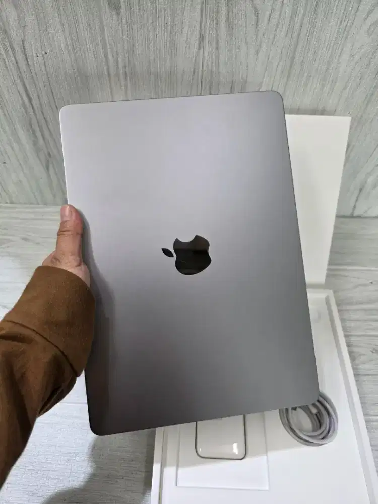 MacBook Air M2 13inc 8/256GB Gray Second Resmi Ibox