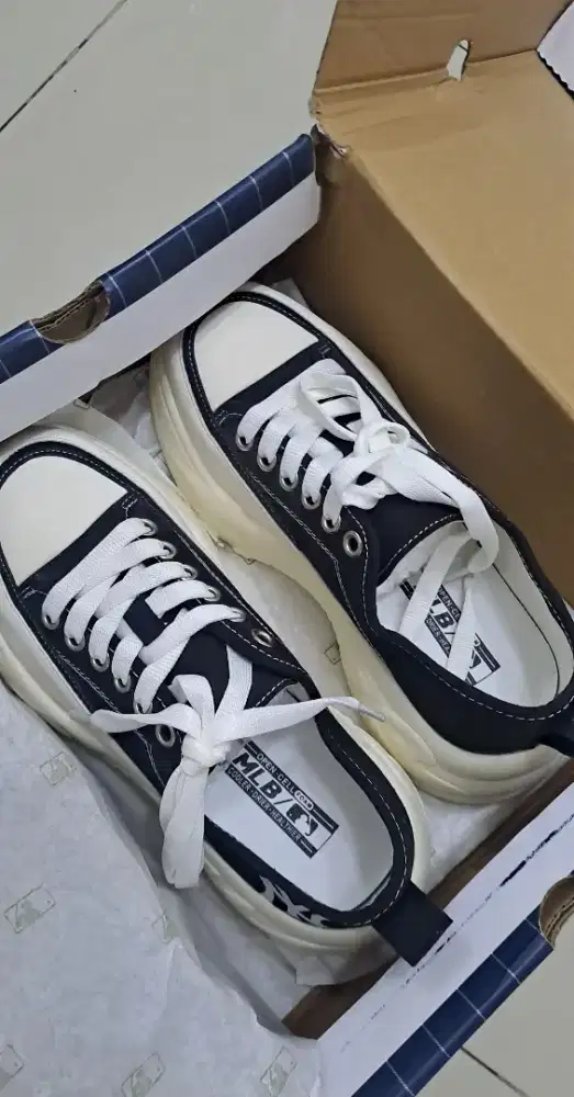 Sepatu merk MLB