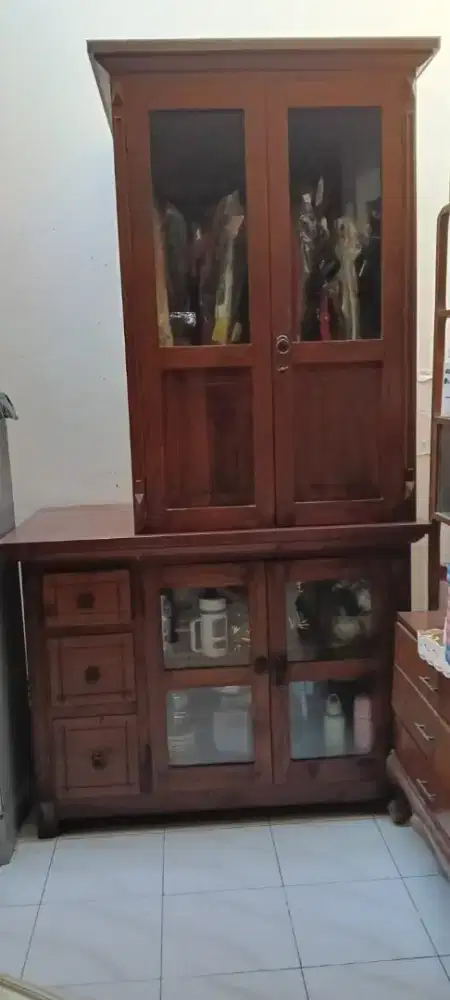 Lemari kayu jadul