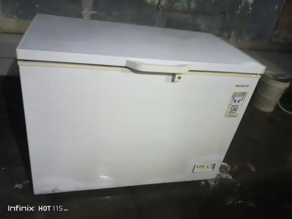 Jual bu freezer box kapasitas 282 liter normal no kendala merk SHARP