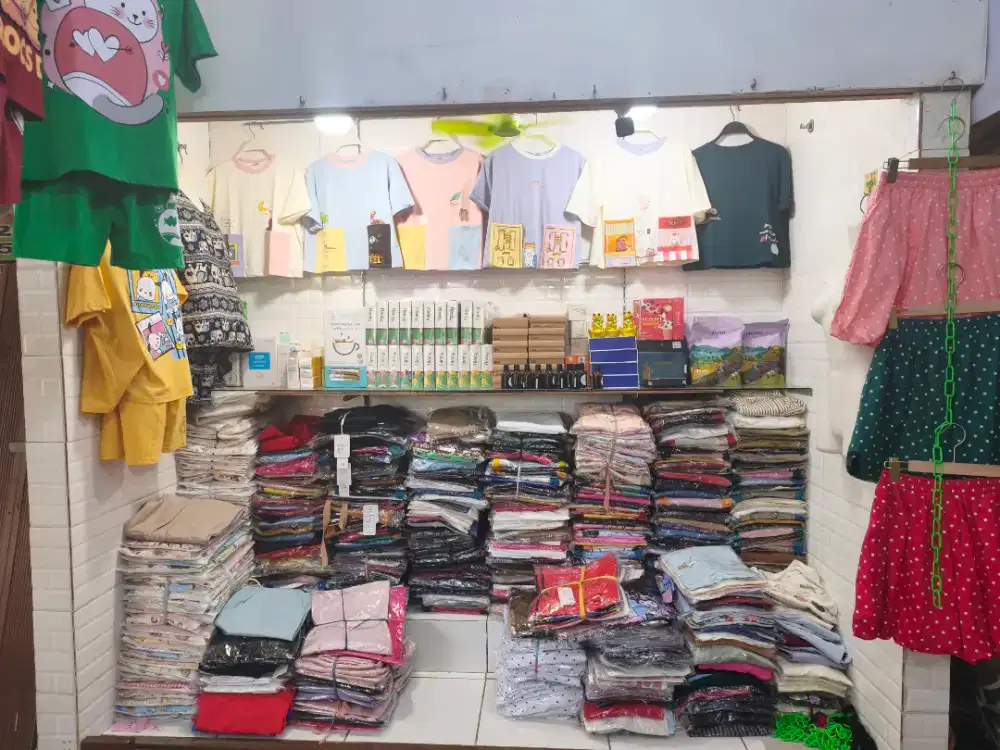 Pegawai toko baju ( khusus cewek)