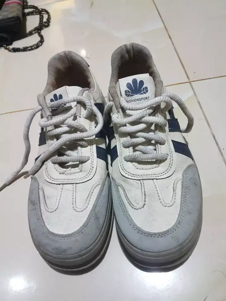 Sepatu sneaker preloved secons size 42