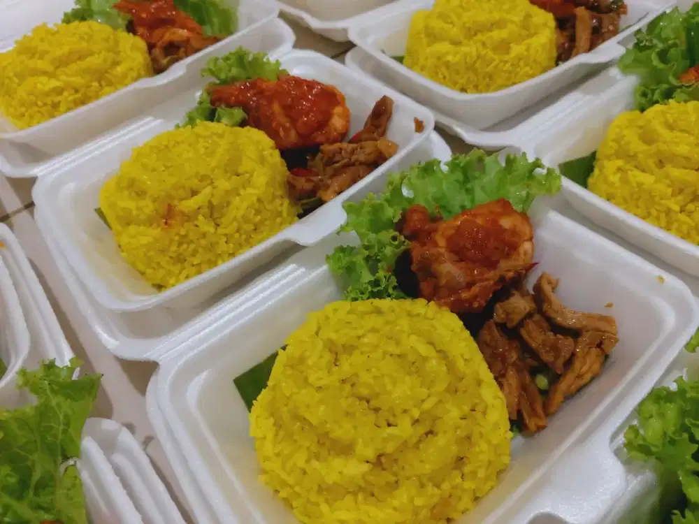 Pegawai jaga stand makanan