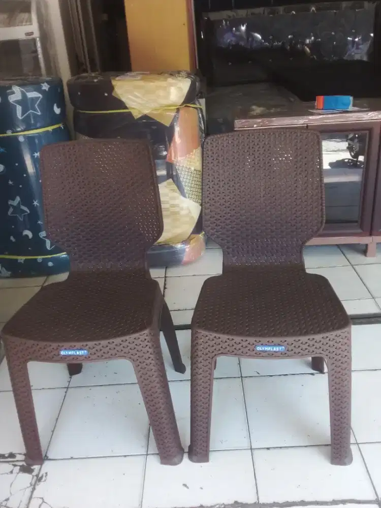 Kursi plastik sandaran