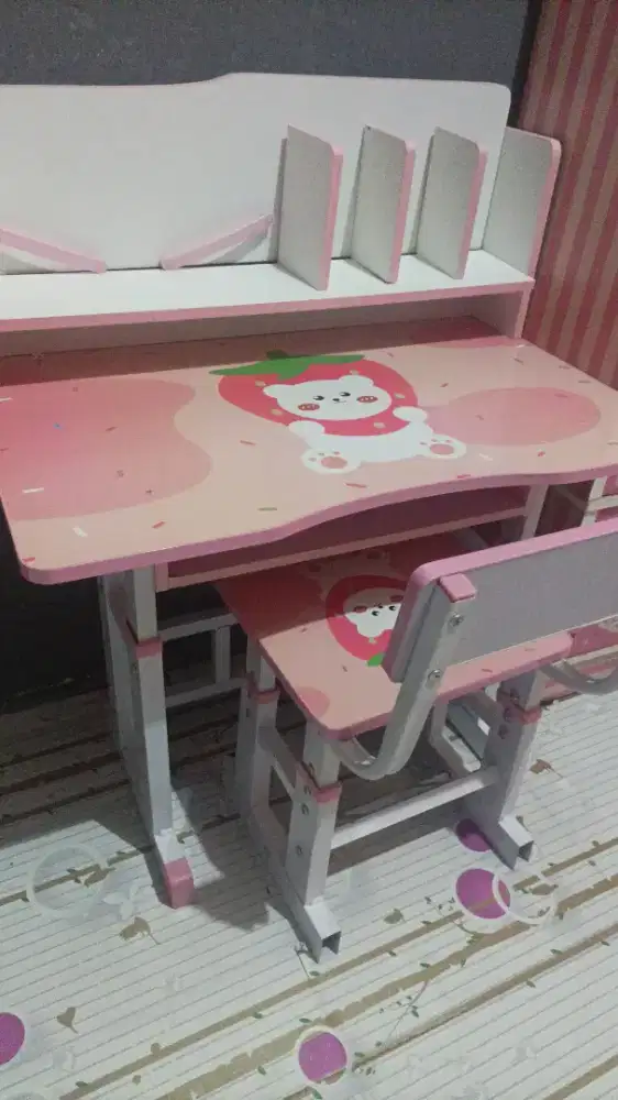 Satu set meja belajar anak