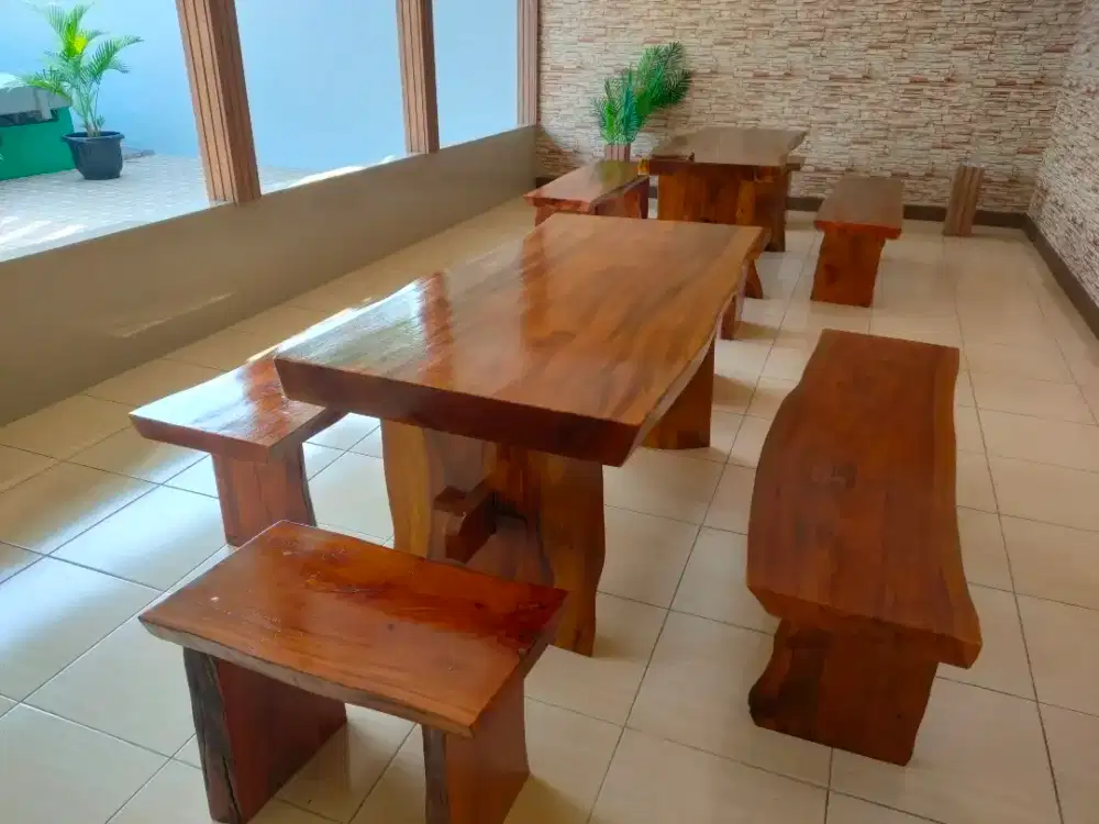 Meja solid terembesi