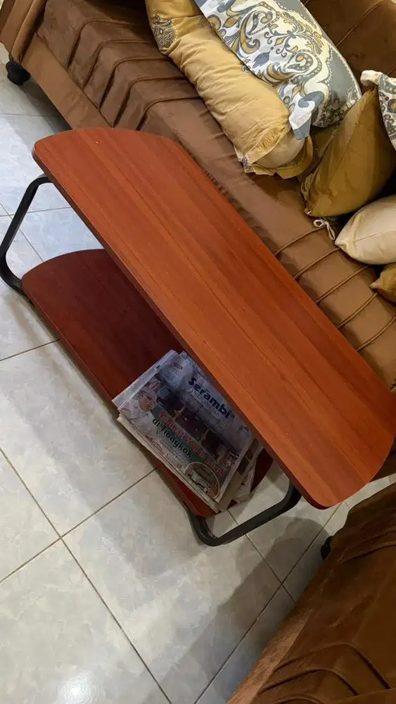Meja tamu bekas