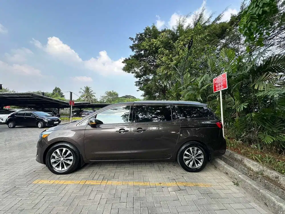 Kia Grand Sedona 2017 Bensin Low KM