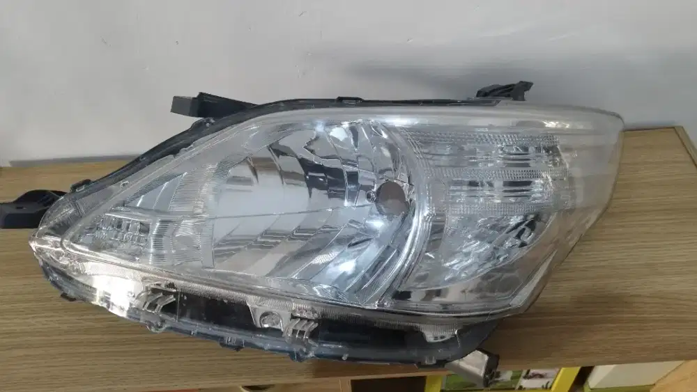 Headlamp kiri merk NHF (Malaysia) Toyota Kijang Innova 2011-2015