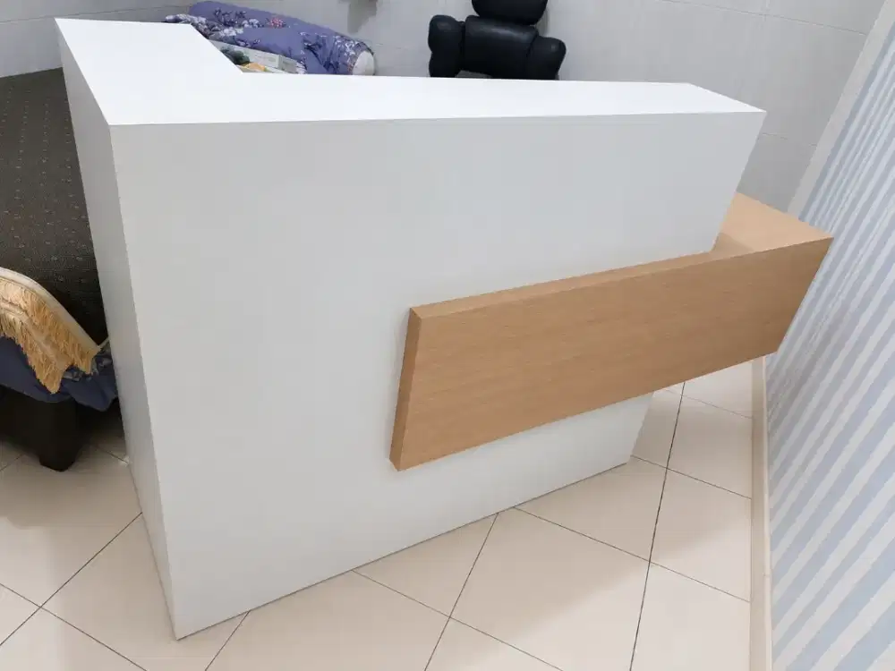 Meja panjang. Tonebank. Receptions, customer service.