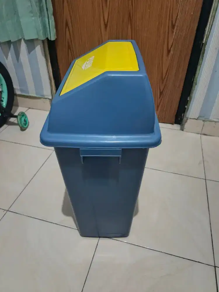 Tempat sampah krisbow. Besar.