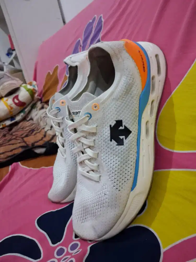 SALE..ORIGINAL DESCENTE White
Size 42 insole 27cm