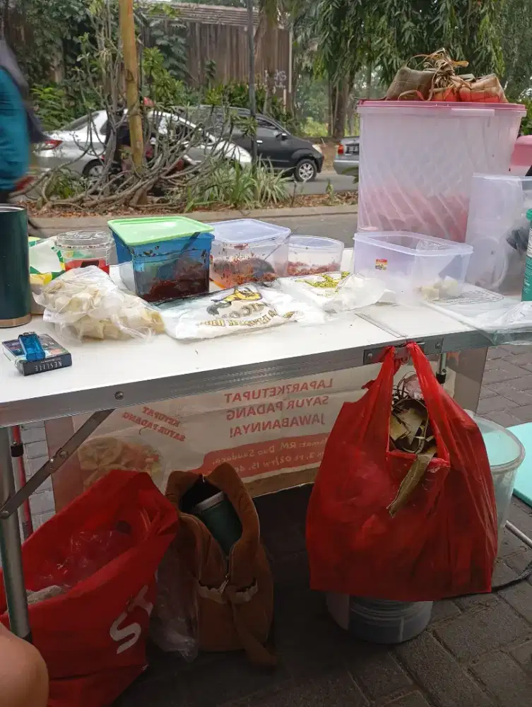 Mencari orang untuk Ketupat sayur