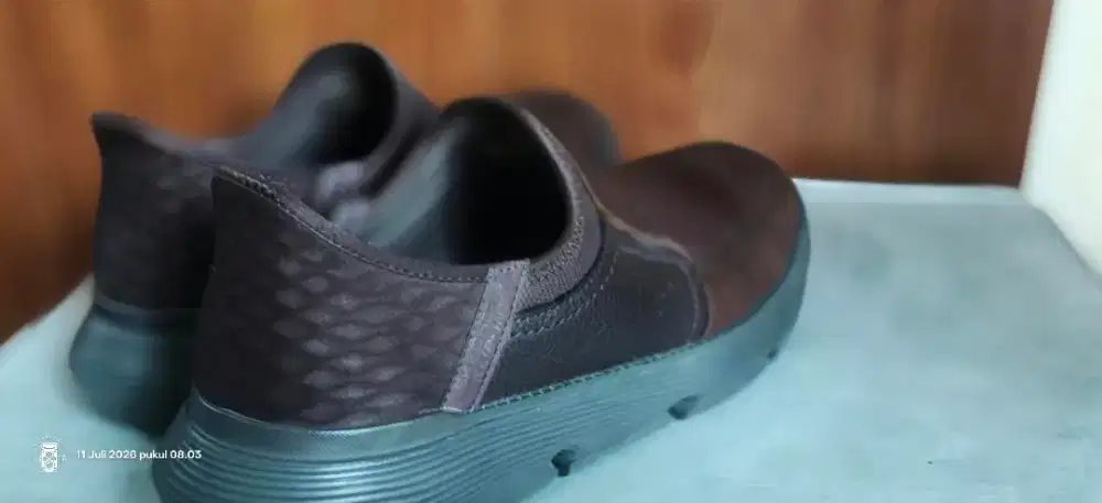 sepatu skecher coklat