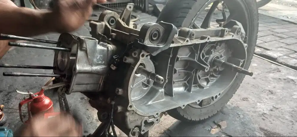 Dibutuhkan seorang mekanik/ montir motor