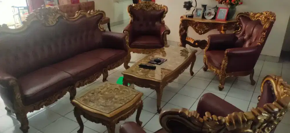 Kursi ruang tamu dan meja makan