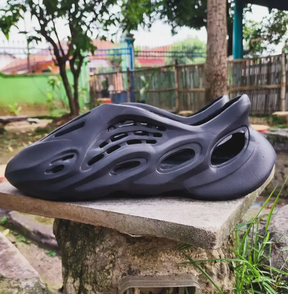 Sepatu Sandal Yeezy Foam Runner SIZE : 43/44