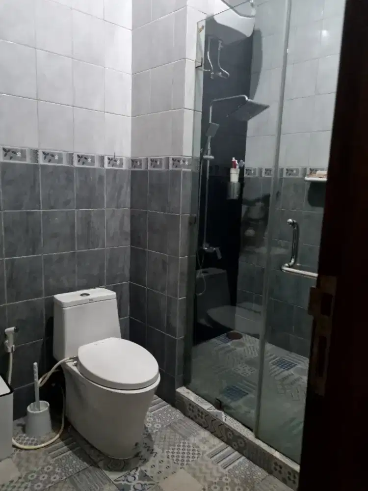 Rumah minimalis 2 lantai semi furnish