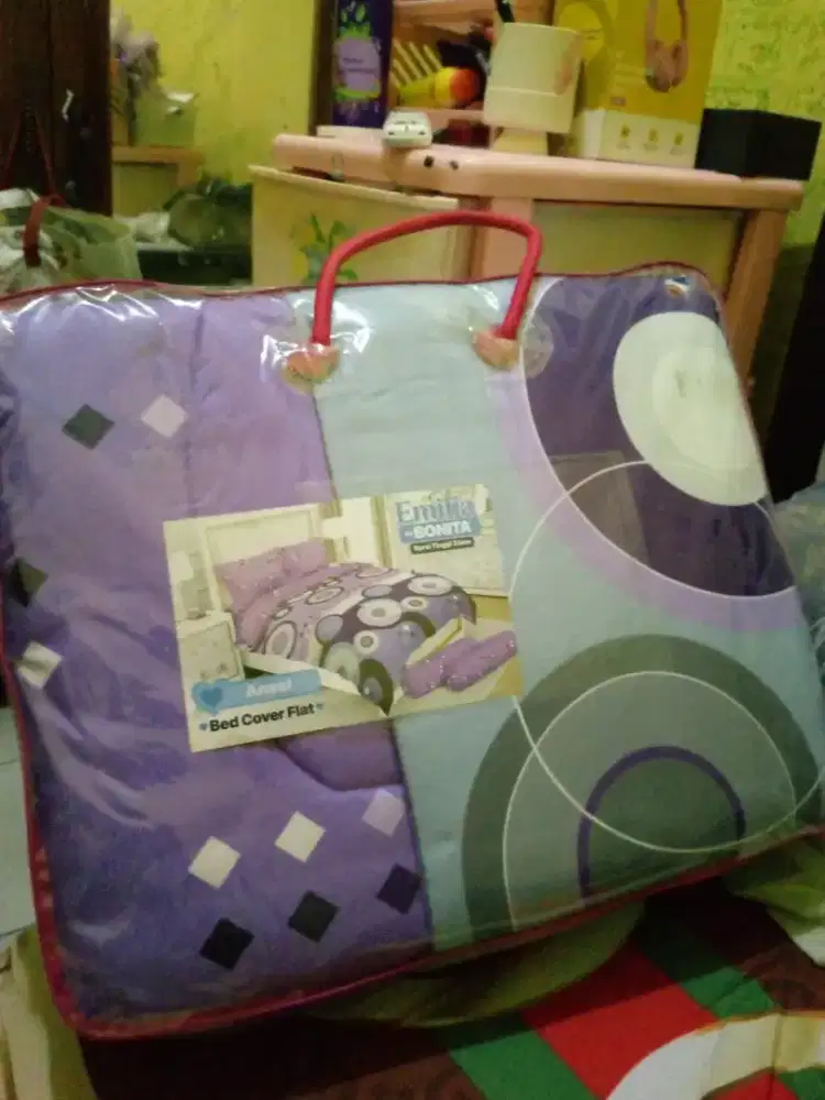 Di jual 1 set sprei dan bed cover dan sprei merk emilia bonita uk 180
